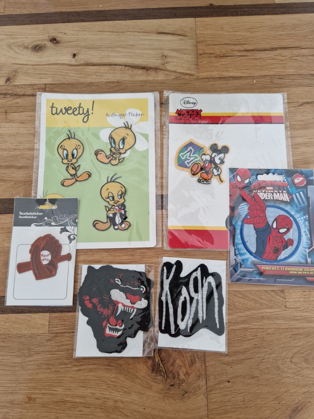 GRATIS 8 NIEUWE Kledingstickers / emblemen, Ophalen, Nieuw