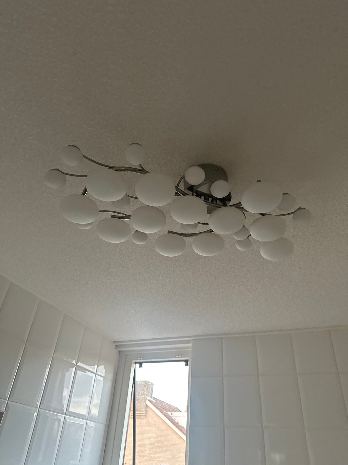 Leuke plafondlamp / badkamerlamp met melkglazen bollen, Ophalen, Gebruikt, Metaal, Overige fittingen