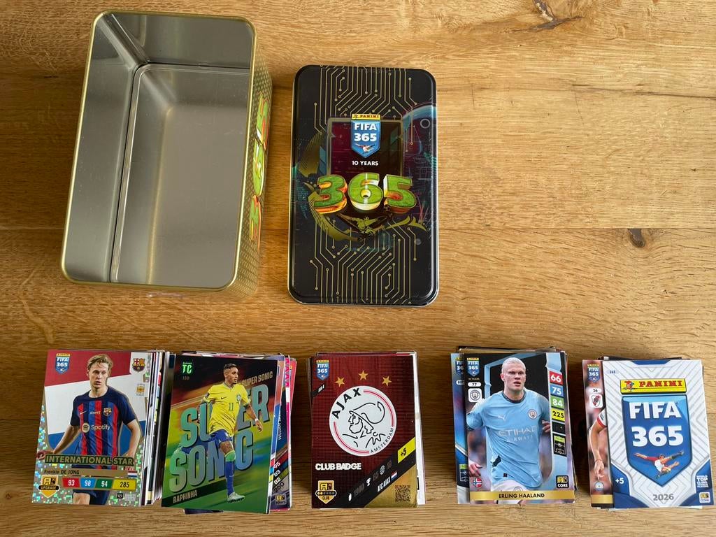 Blik vol Panini voetbalkaarten top class en 365 adrenalyn, Ophalen of Verzenden, Zo goed als nieuw, Speelkaart(en)