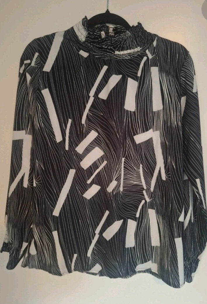 Zwart-witte blouse met lange mouwen en hoge kraag, Maat 38/40 (M), Zwart, Ophalen of Verzenden, Lange mouw
