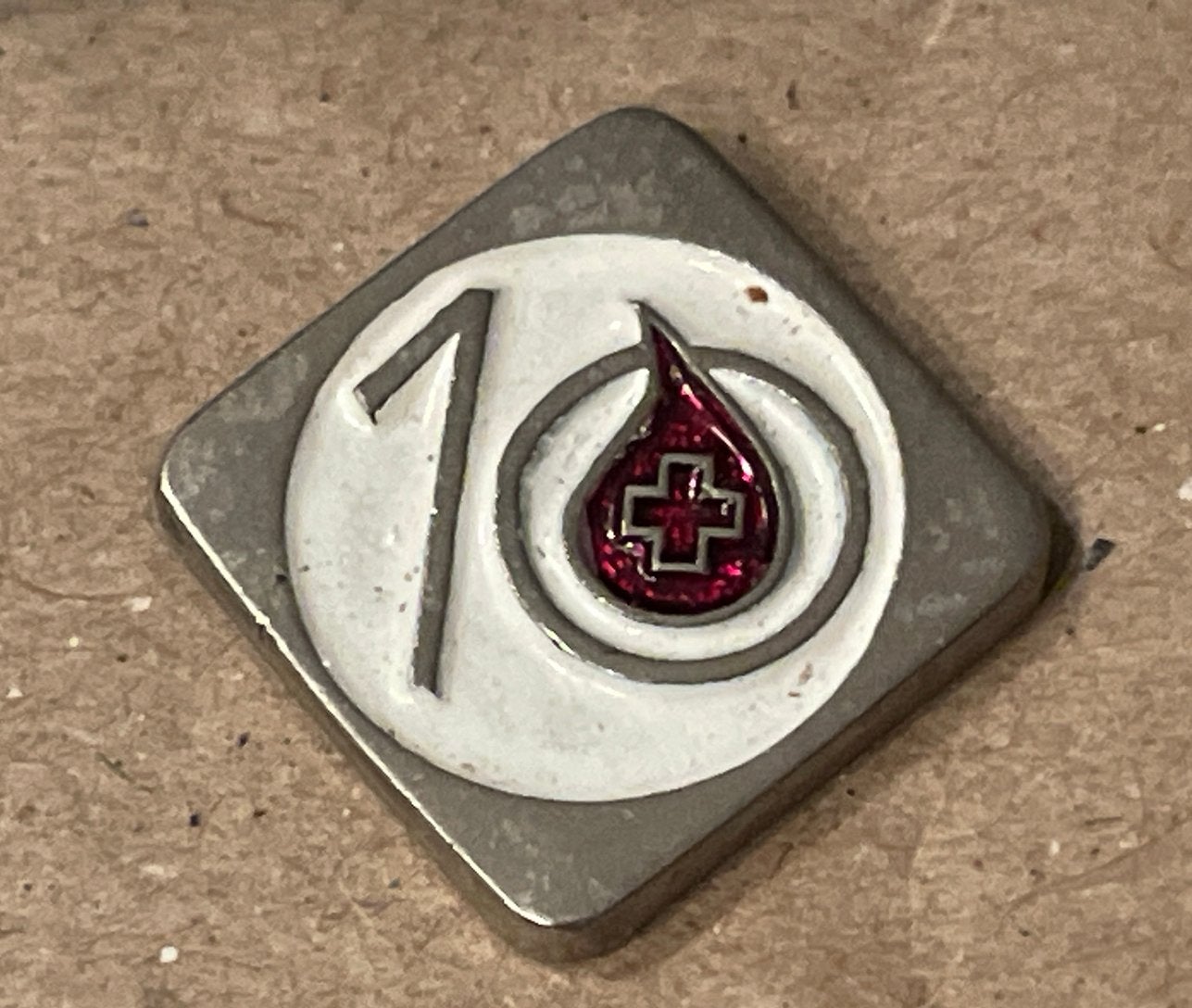 Vintage Speldje '1UP' met Rode Druppel en Kruis, Ophalen of Verzenden, Gebruikt, Overige onderwerpen, Speldje of Pin