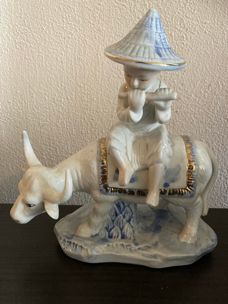 Chinees Blauw/Wit Porseleinen Beeldje: Kind op Waterbuffel, Ophalen of Verzenden