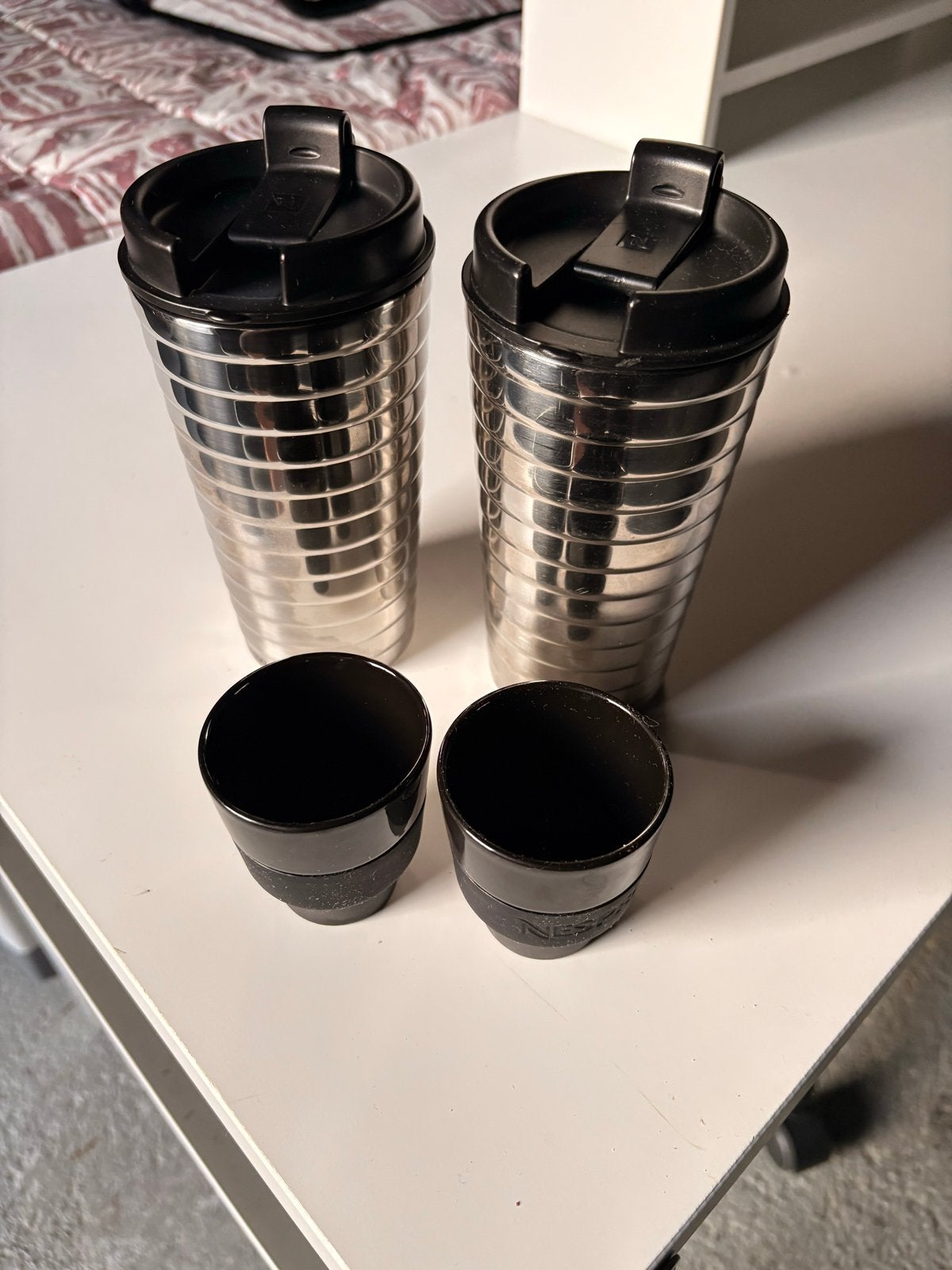Nespresso Travel Mugs en Espresso kopjes, Huis en Inrichting, Ophalen of Verzenden, Zo goed als nieuw, Zwart, Metaal