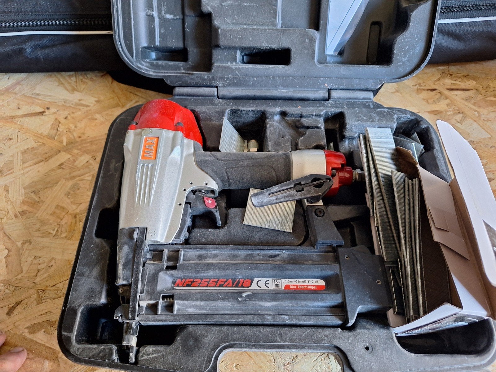 MAX NF255FA/18 tacker met koffer en nietjes, Ophalen of Verzenden, Gebruikt, Tacker/nietmachine, Overige merken