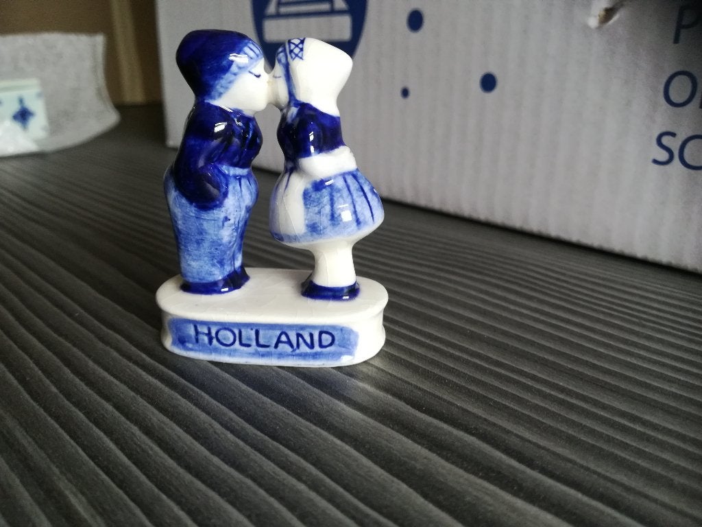 Delfts blauw kussend jongen en meisje HOLLAND 058240, Verzamelen, Ophalen of Verzenden, Zo goed als nieuw, Mens