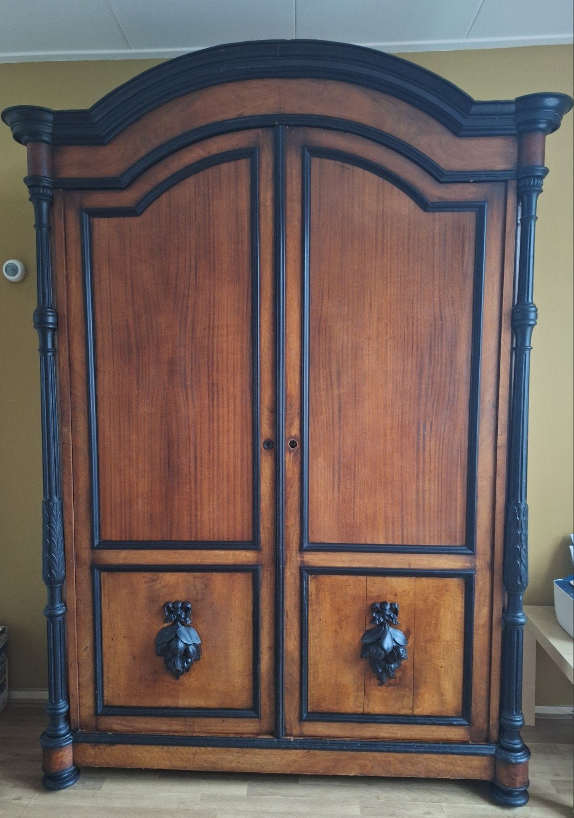 Antieke kast met Unieke Details, Ophalen