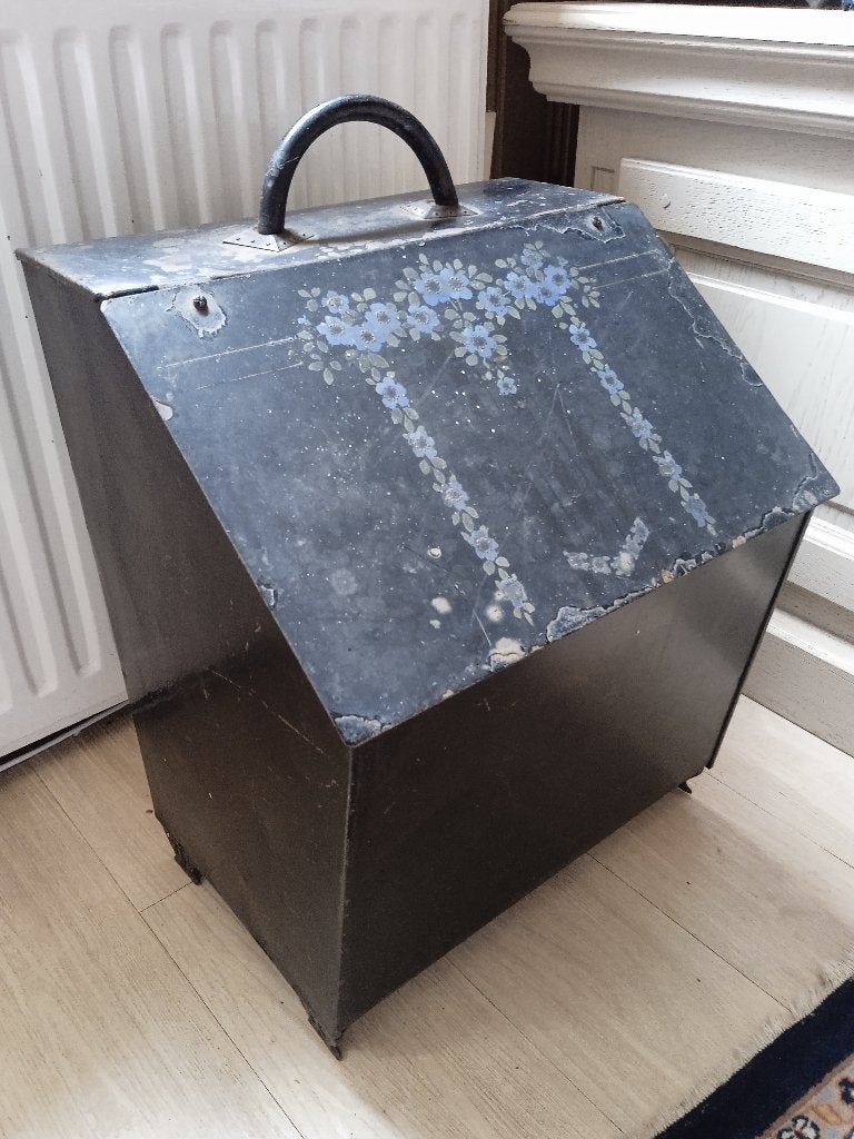 Metalen kolenbak op poten kolenkit, Ophalen