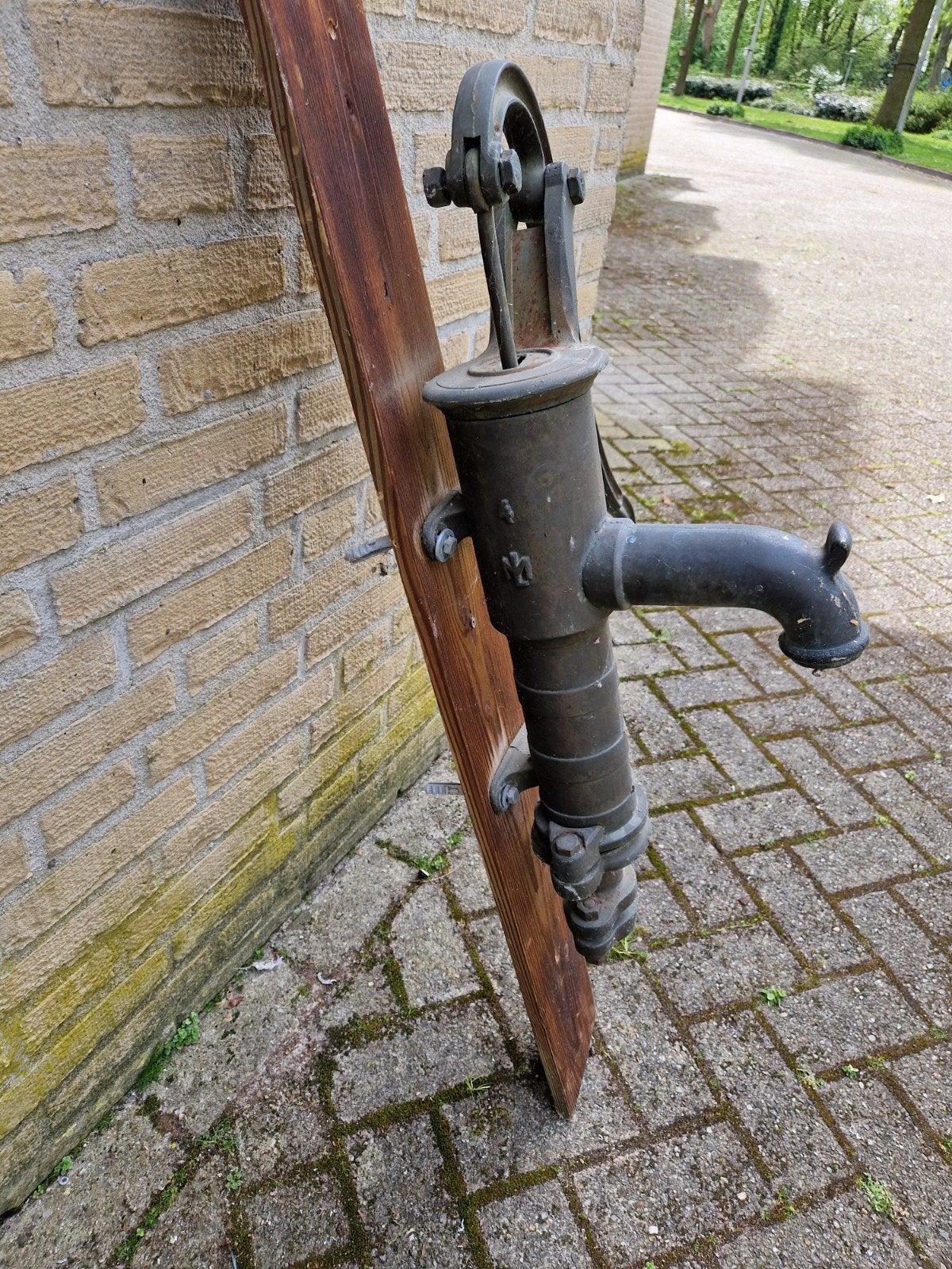 Antieke waterpomp met originele stempels, Ophalen