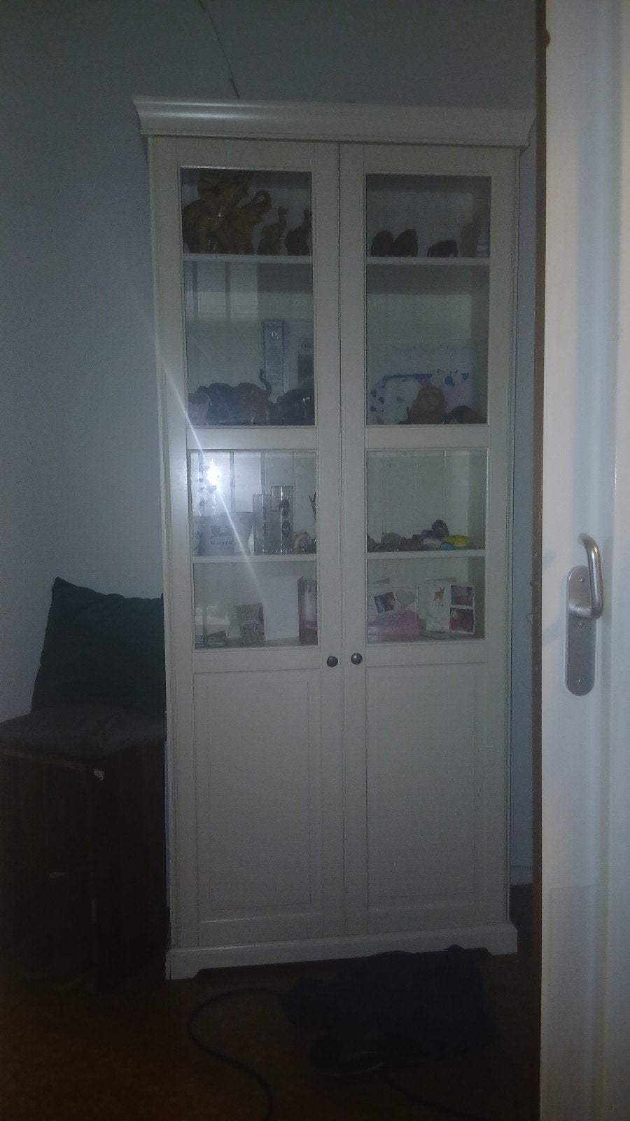 Witte vitrinekast met glazen deuren en planken, Huis en Inrichting, Kasten | Vitrinekasten, 25 tot 50 cm, Gebruikt, Met deur(en)
