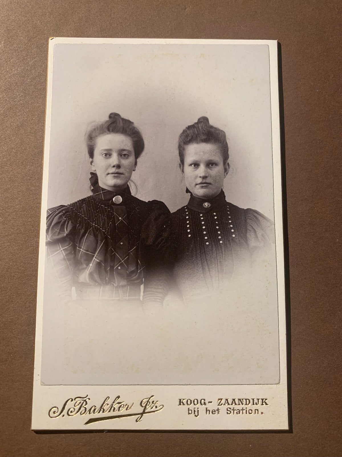 cdv carte de visite 2 zussen S Bakker Jr  Koog Zaandijk, Verzamelen, Foto's en Prenten, Verzenden, Voor 1940, Zo goed als nieuw
