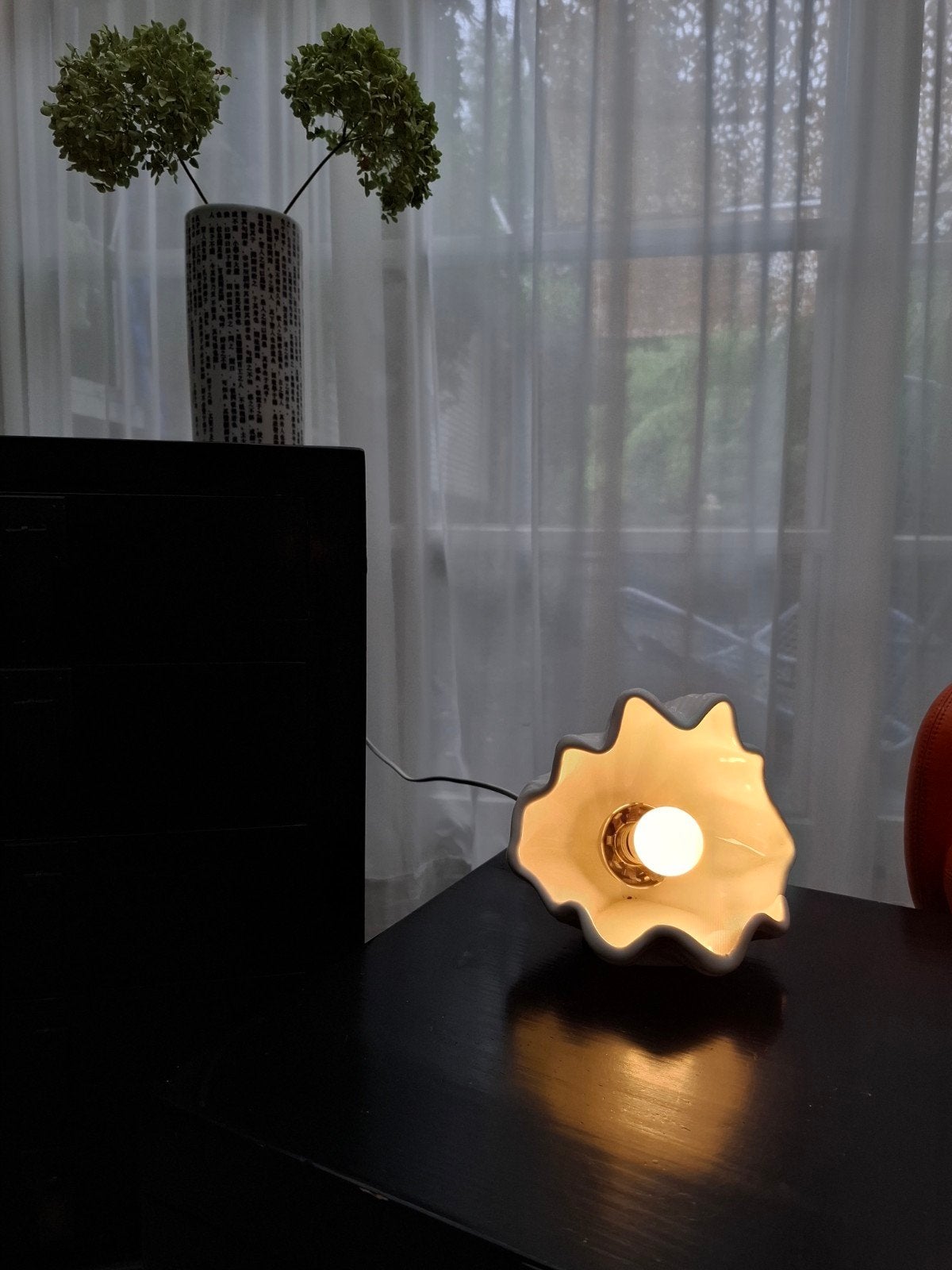 Vintage schelpenlamp / tafellamp - wit keramiek, Huis en Inrichting, Lampen | Tafellampen, Ophalen, Gebruikt, Vintage, Keramiek
