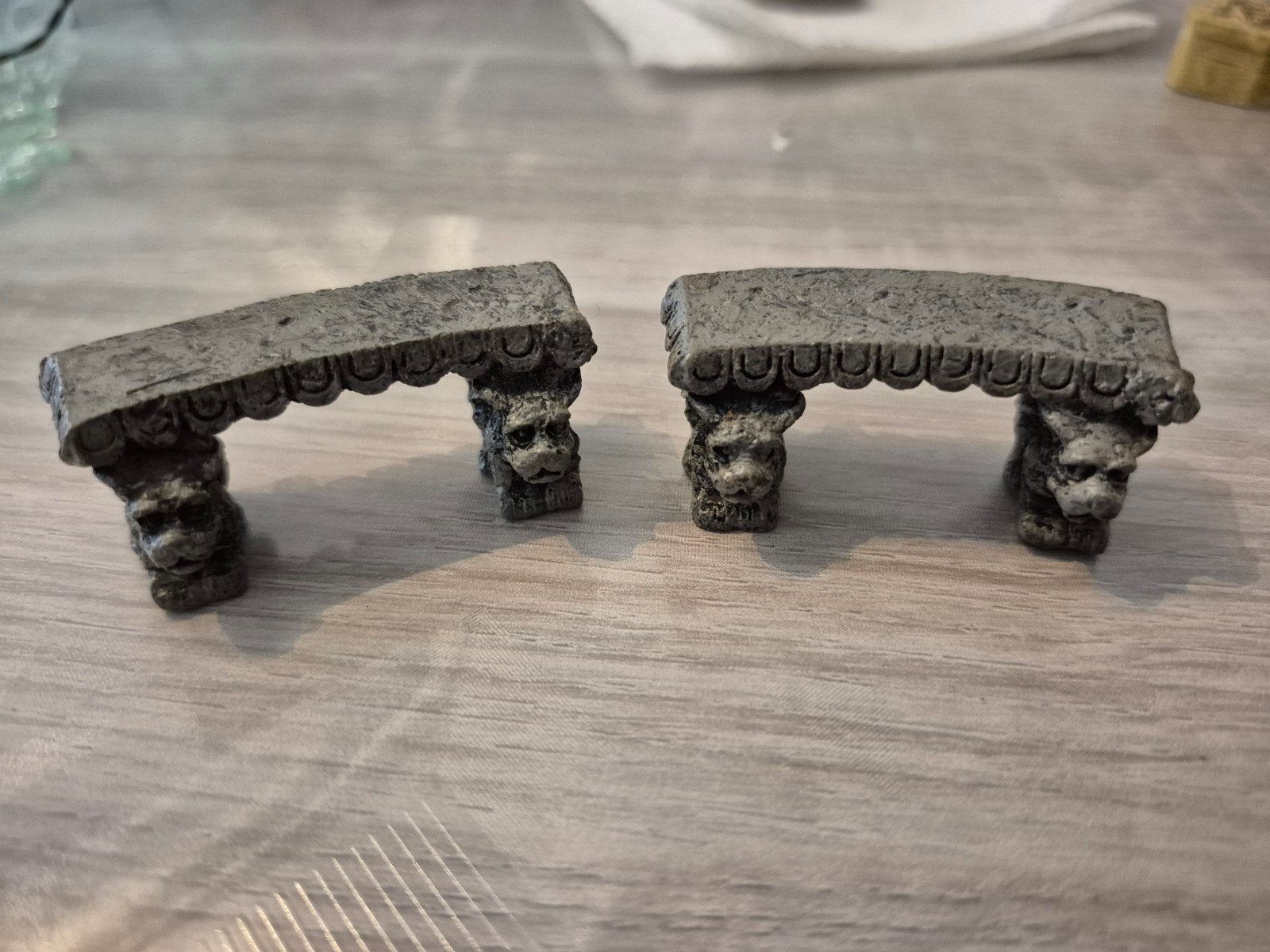 Lemax spooky town gargoyle stone benches halloween, Ophalen of Verzenden, Zo goed als nieuw