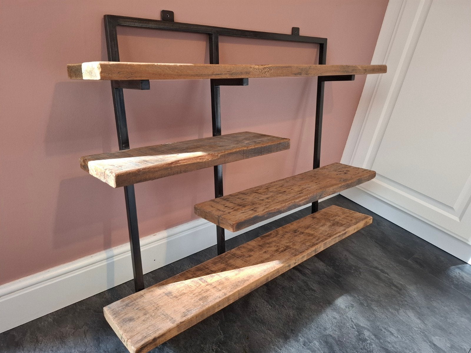 Wandrek van hout en metaal - Industriële stijl, Huis en Inrichting, Woonaccessoires | Wandplanken en Boekenplanken, Ophalen, Zo goed als nieuw