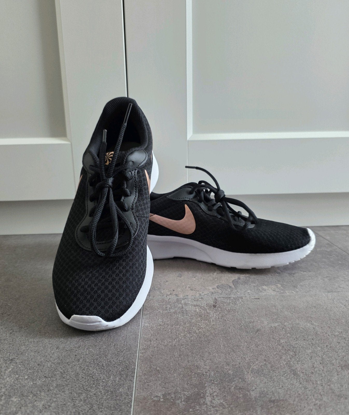 Nike Tanjun dames sneakers schoenen maat 41, Kleding | Dames, Schoenen, Zo goed als nieuw, Zwart, Ophalen of Verzenden