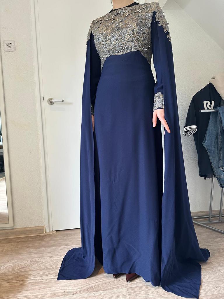 Elegante Galajurk met Cape en Borduurwerk - Maat M, Kleding | Dames, Gelegenheidskleding, Maat 38/40 (M), Galajurk, Blauw, Ophalen of Verzenden