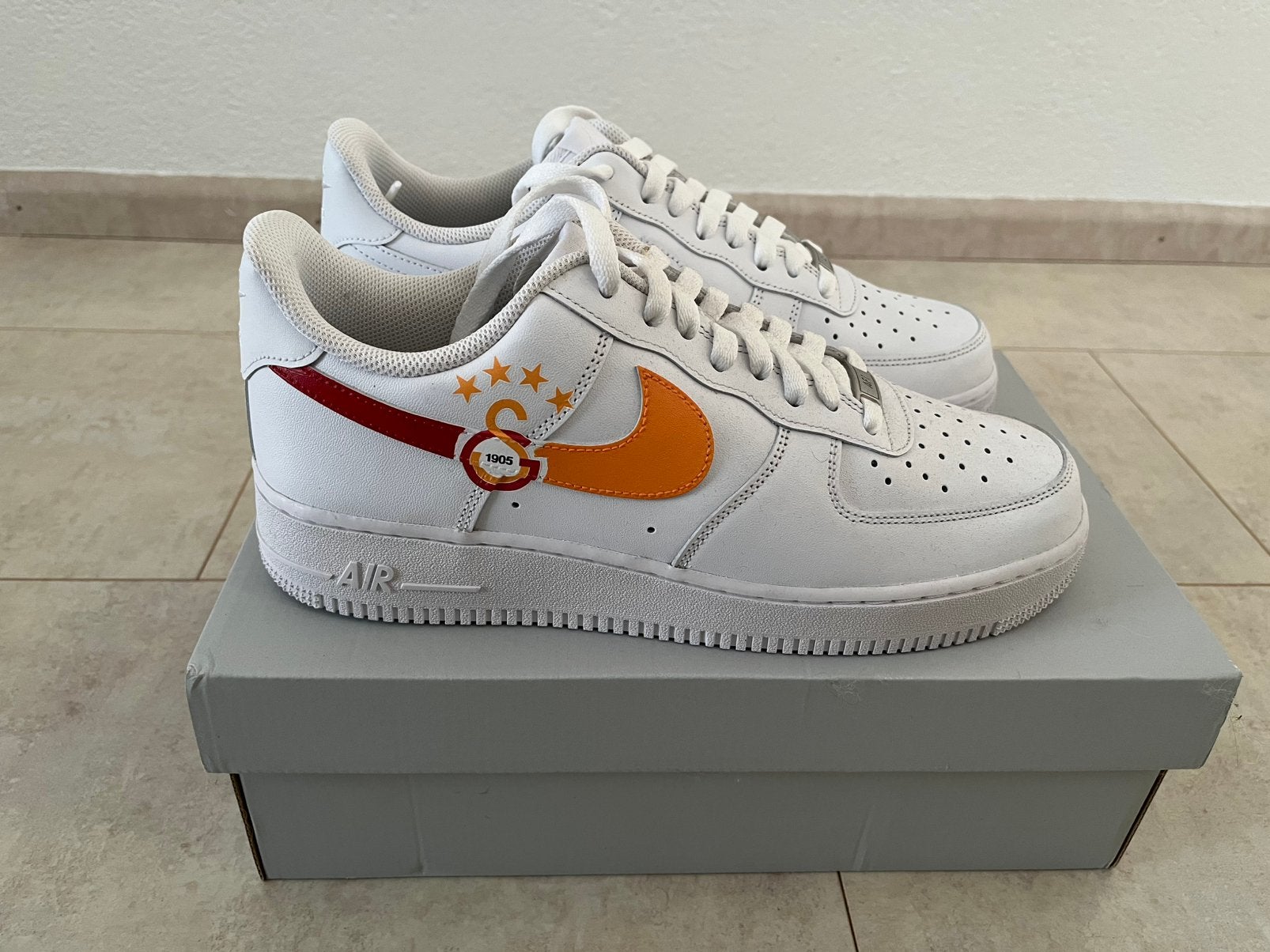Nike Air Force 1 Galatasaray Maat 44 Custom, Wit, Nieuw, Ophalen of Verzenden, Sneakers of Gympen