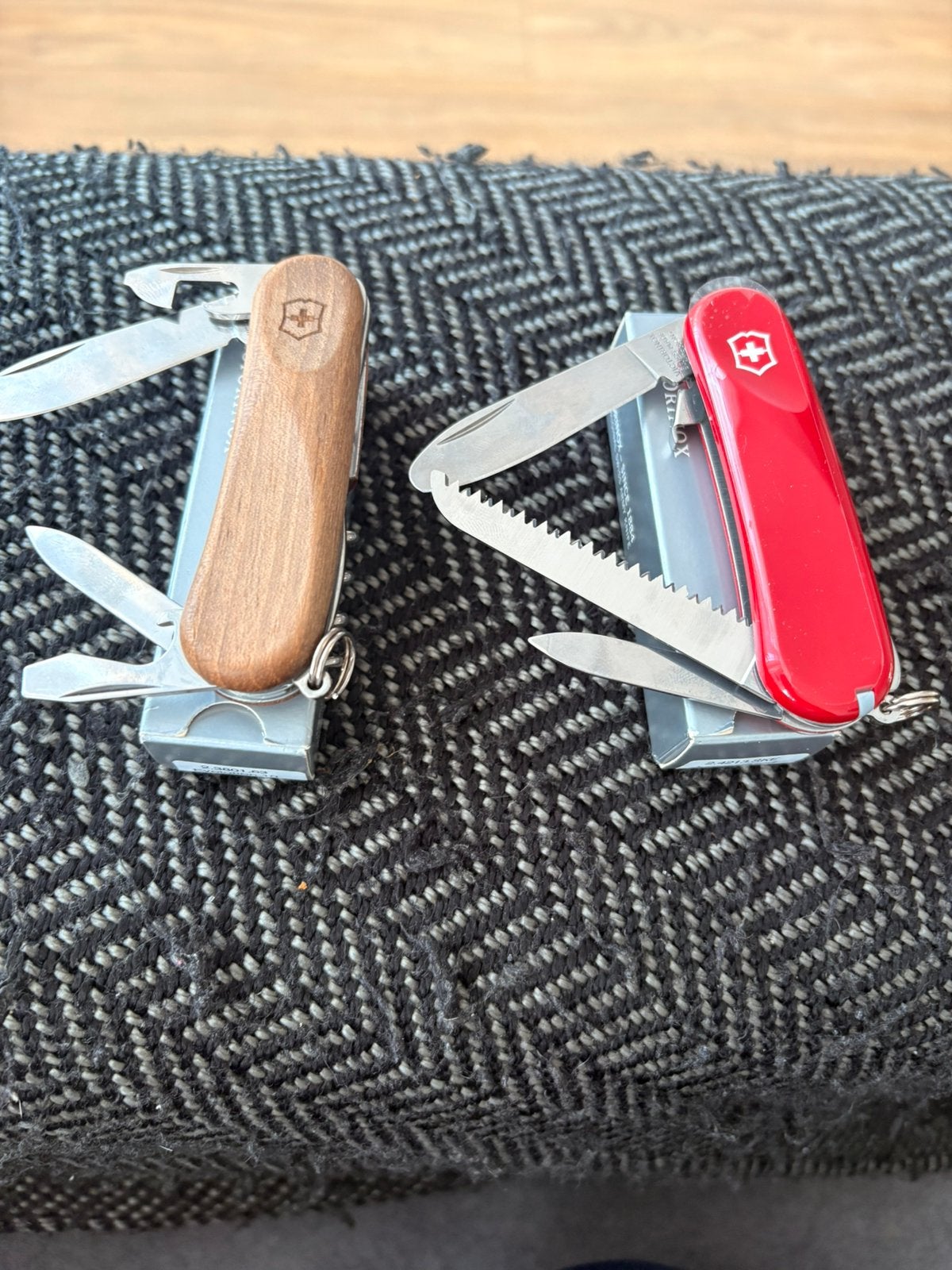 2 Victorinox Evolution zwitsers zakmes, Caravans en Kamperen, Ophalen of Verzenden, Nieuw