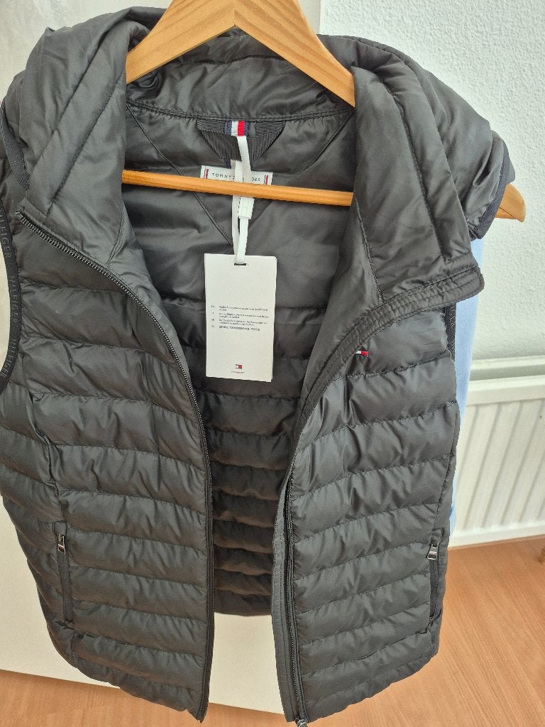 Nieuwe bodywarmer Tommy Hilfiger, Kleding | Dames, Bodywarmers, Maat 38/40 (M), Zwart, Nieuw, Ophalen of Verzenden