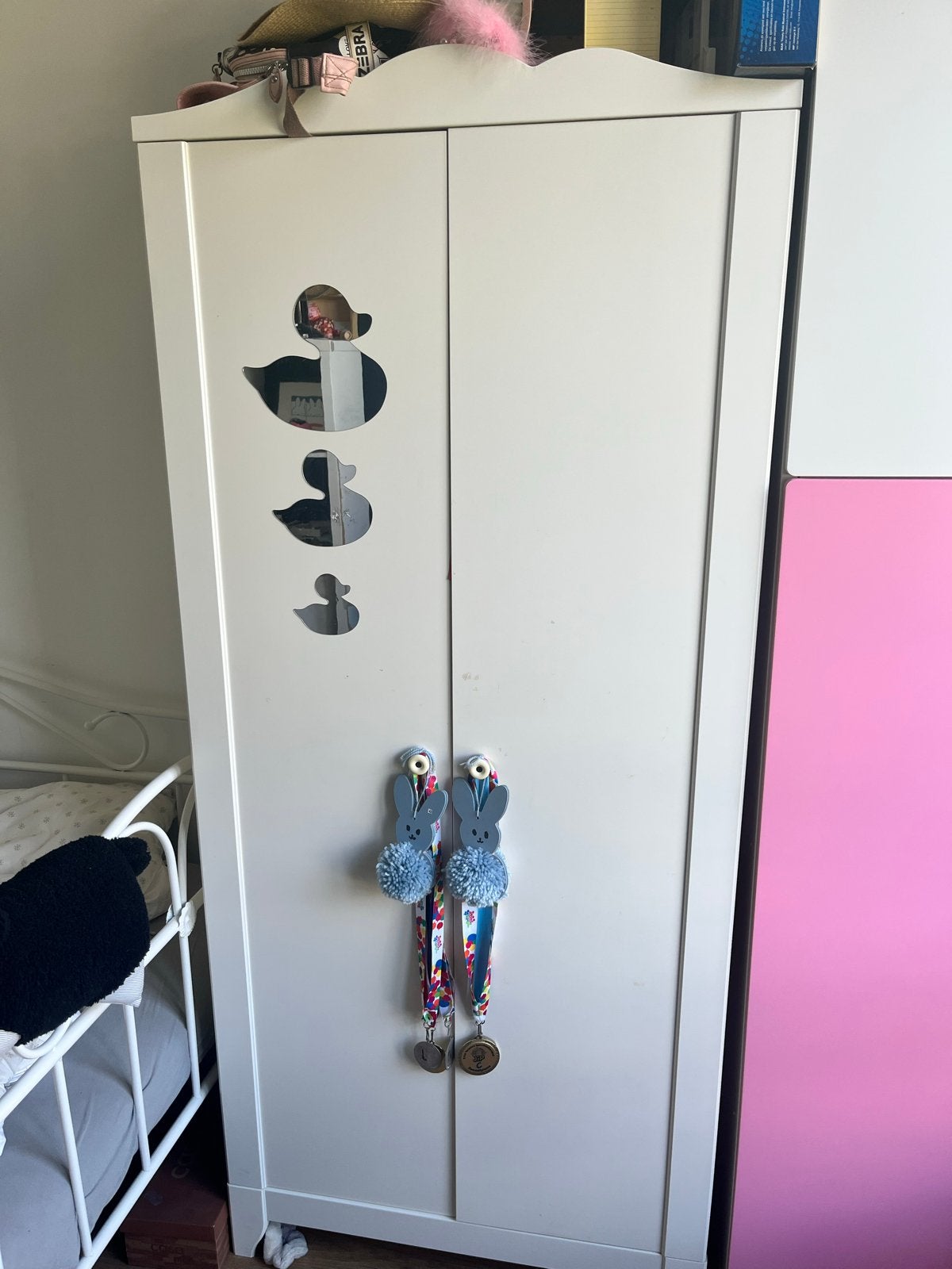 Schattige witte kinderkledingkast met sierlijke bovenkant, Gebruikt, Kast, 50 tot 70 cm, 75 tot 100 cm