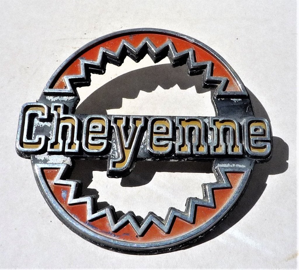 Chevrolet "Cheyenne" metalen embleem., Ophalen of Verzenden, Gebruikt, Auto's