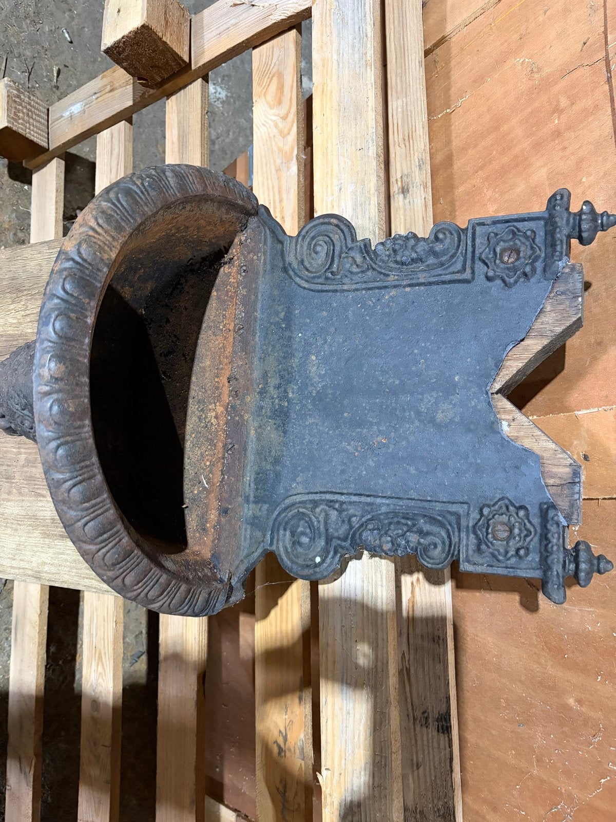 Antieke gietijzeren wandfontein - Decoratief en functioneel, Ophalen