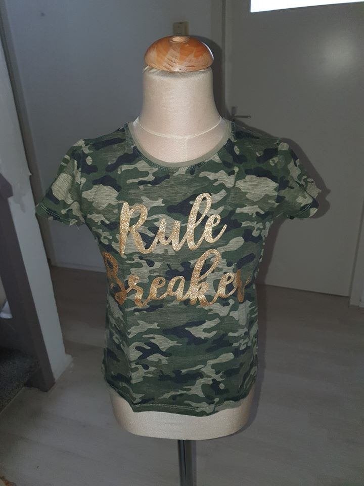 Stoer camouflage T-shirt met 'Rule Breaker' maat 134, Kinderen en Baby's, Kinderkleding | Maat 134, Jongen of Meisje, Ophalen of Verzenden