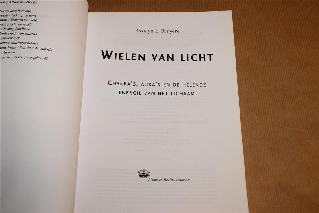 Wielen Van Licht — Rosalyn L. Bruyere — Chakra\'s & Aura\'s, Ophalen of Verzenden, Zo goed als nieuw, Overige onderwerpen, Achtergrond en Informatie