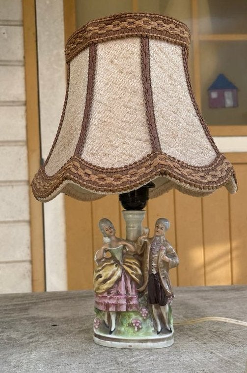 Vintage tafellamp met porseleinen beeldjes middeleeuwen, Antiek en Kunst, Ophalen of Verzenden