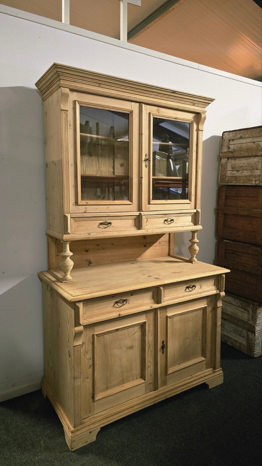 Antieke grenen buffetkast met vitrine en lades, Gebruikt, 100 tot 150 cm, 200 cm of meer, Met lade(s)