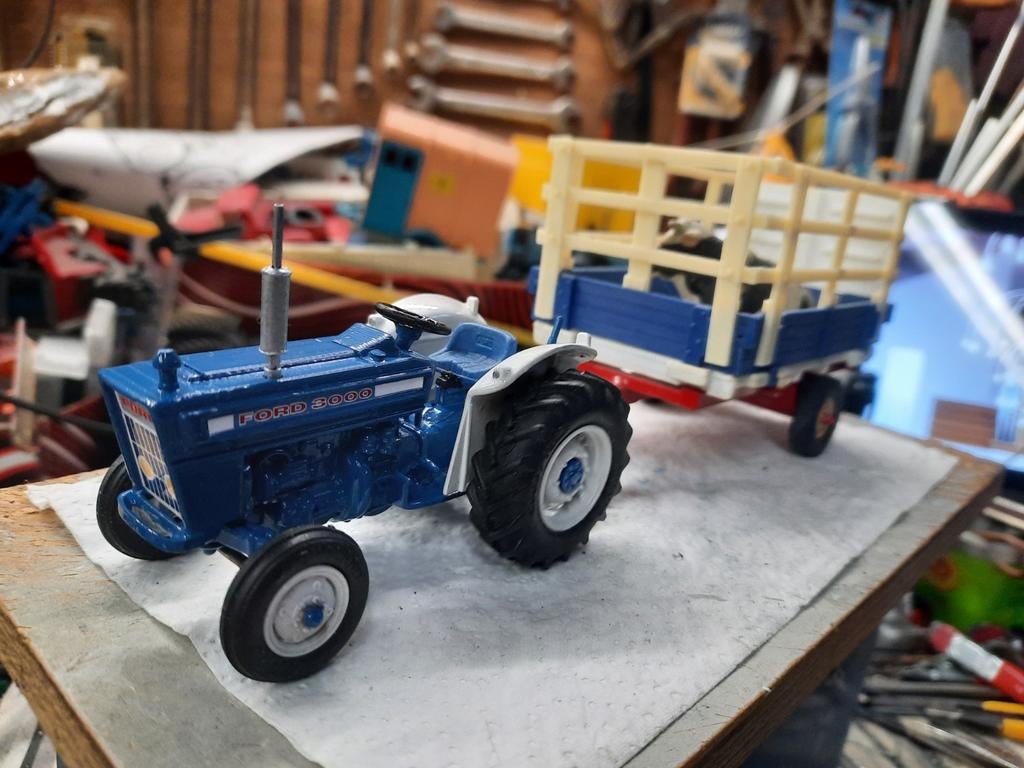 Ford 3000 + veekar Britains, Ophalen of Verzenden, Zo goed als nieuw, Tractor of Landbouw, Britains
