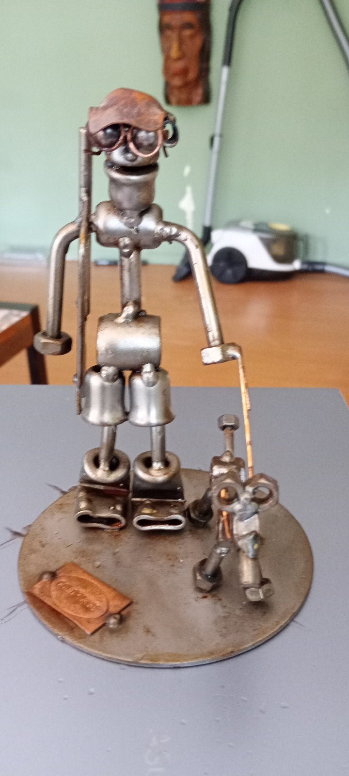 Unieke metalen sculptuur: Man met hond, Antiek en Kunst, Ophalen, Minder dan 20 cm, Handgemaakt, Beeld