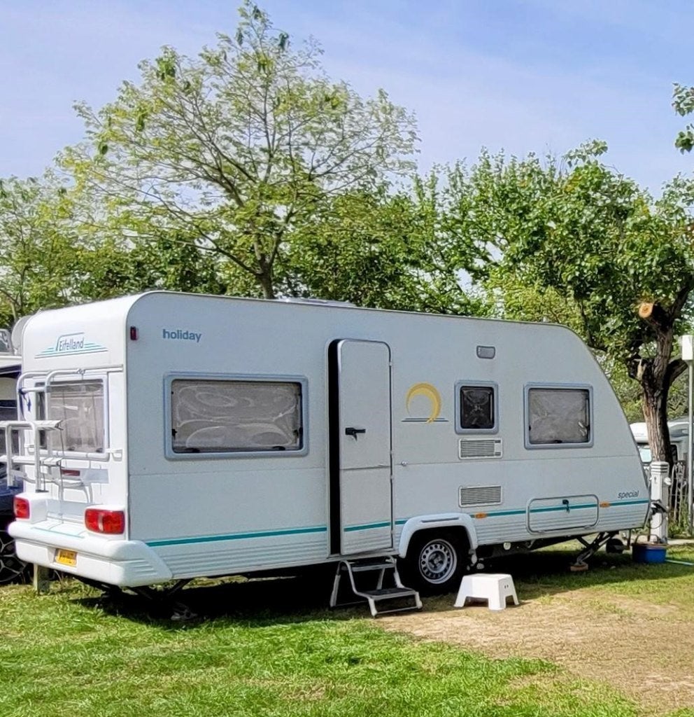Eifelland E450 caravan in Italië (Gardameer) te koop, Rondzit, Frans bed, 750 - 1000 kg, 4 tot 5 meter