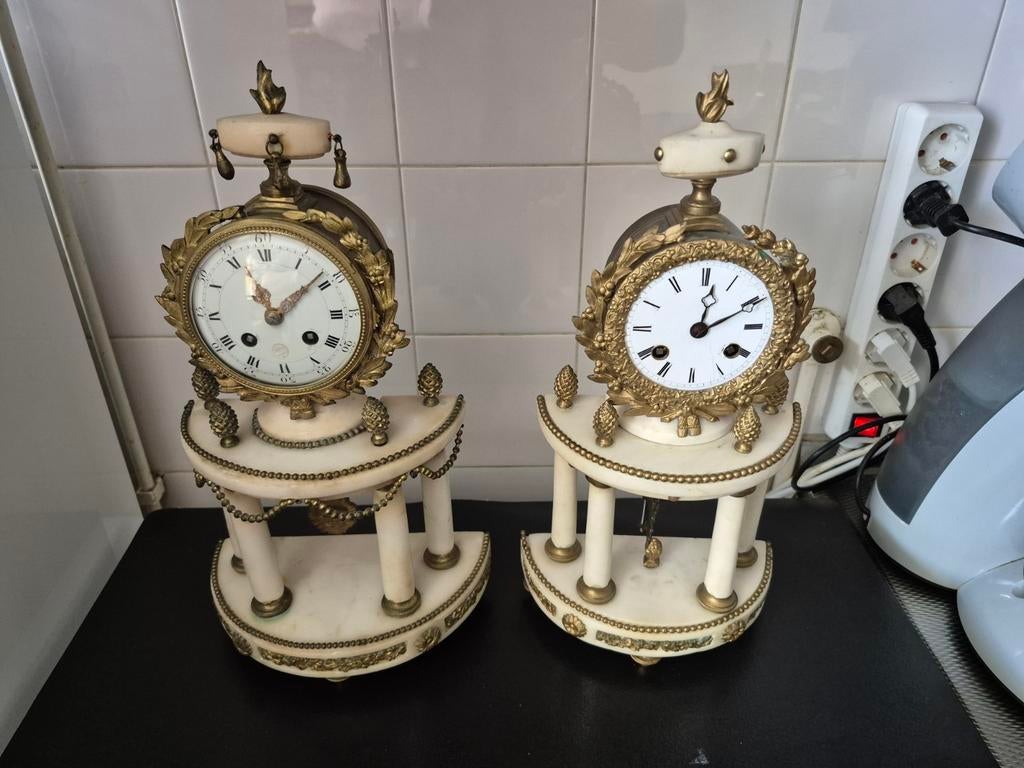 Set van twee Louis XVI-stijl portiekklokken, Antiek en Kunst, Antiek | Klokken, Ophalen of Verzenden