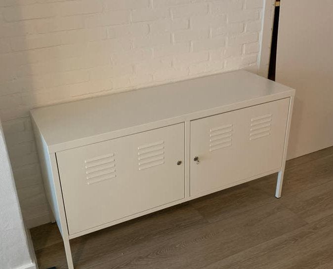 Witte metalen IKEA-kast (PS kast) met afsluitbare deuren, Ophalen, Zo goed als nieuw