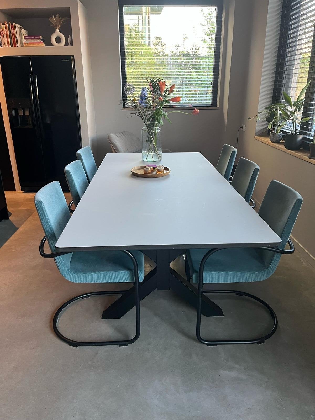 Moderne eettafel met metalen onderstel en 2 Gispen stoelen, Zo goed als nieuw, Vier personen, Rechthoekig, 50 tot 100 cm