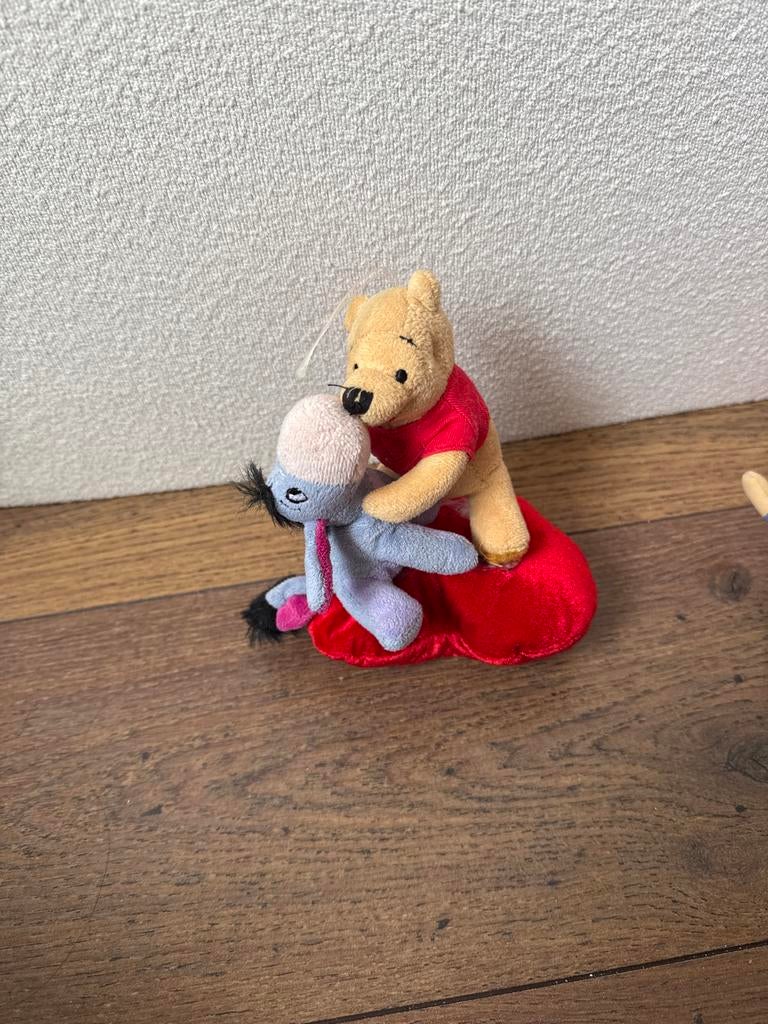 Winnie de Poeh en Iejoor knuffels op rood hart, Ophalen of Verzenden, Zo goed als nieuw