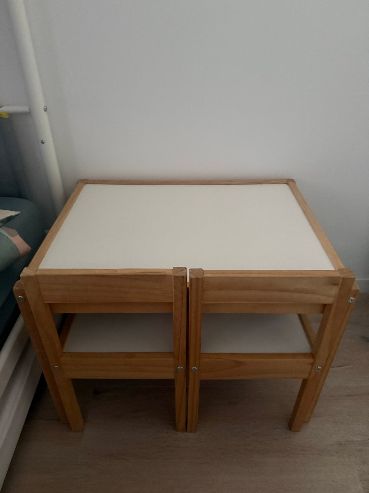 Gratis af te halen: IKEA kinder tafeltje en stoelen, Kinderen en Baby's, Kinderkamer | Tafels en Stoelen, Ophalen, Gebruikt, Tafel(s) en Stoel(en)