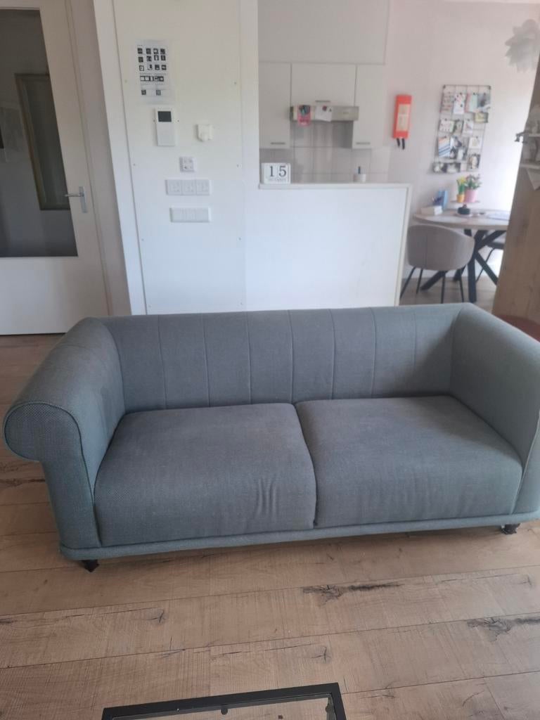 Comfortabele 2-zitsbank in grijsgroene stof gratis, Huis en Inrichting, Banken | Bankstellen, 150 tot 200 cm, Tweepersoons, 75 tot 100 cm
