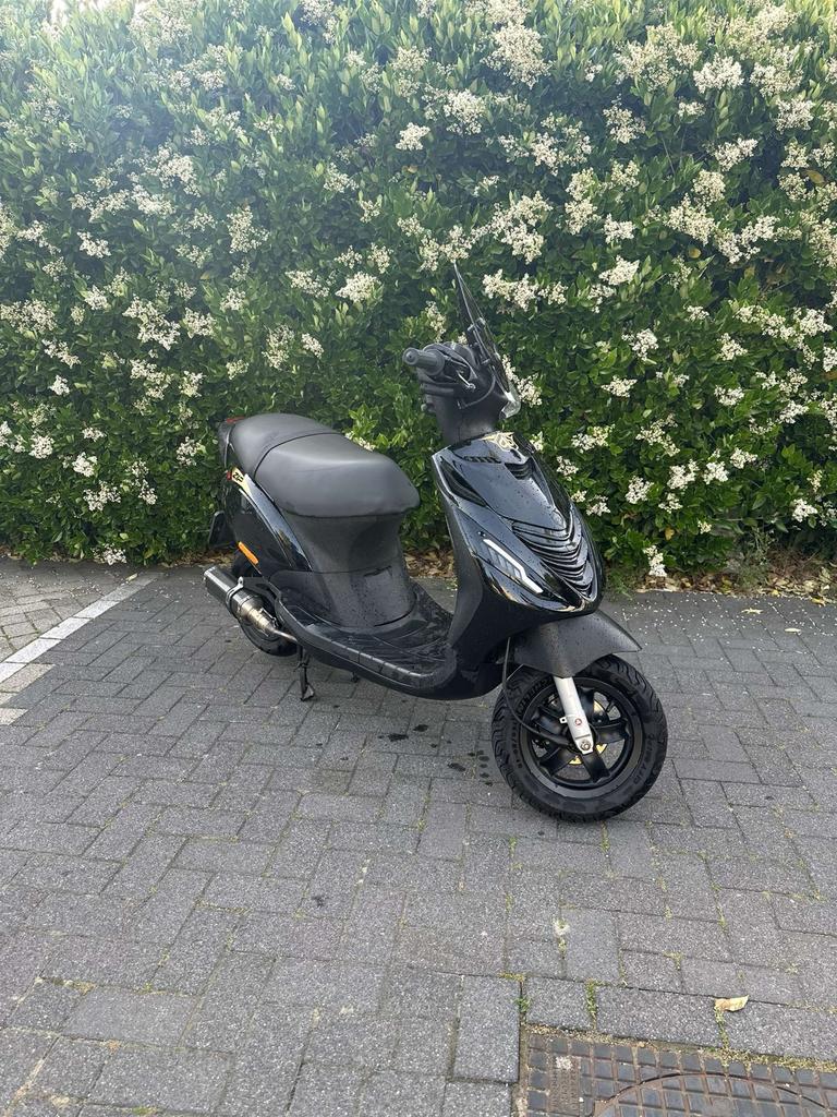 Piaggio Zip 80cc 2022 model️️(2e eigenaar), Fietsen en Brommers, Brommeronderdelen | Scooters, Ophalen of Verzenden, Zo goed als nieuw