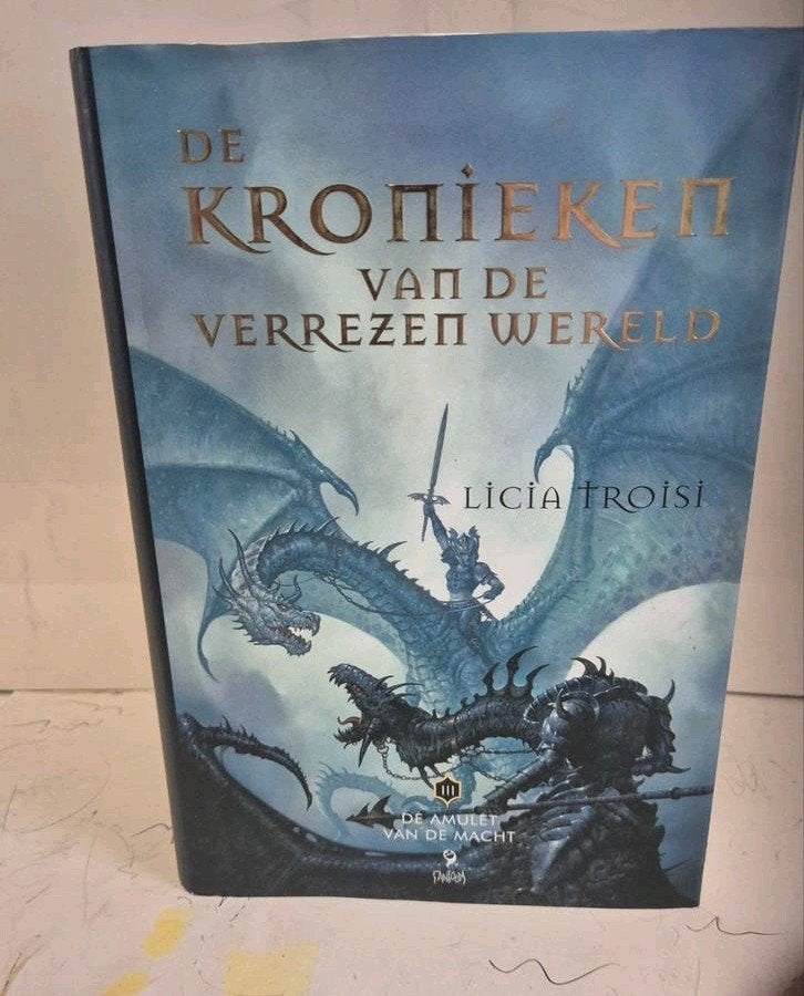 Licia Troisi - 3 De amulet van de macht, Ophalen of Verzenden, Zo goed als nieuw, Licia Troisi