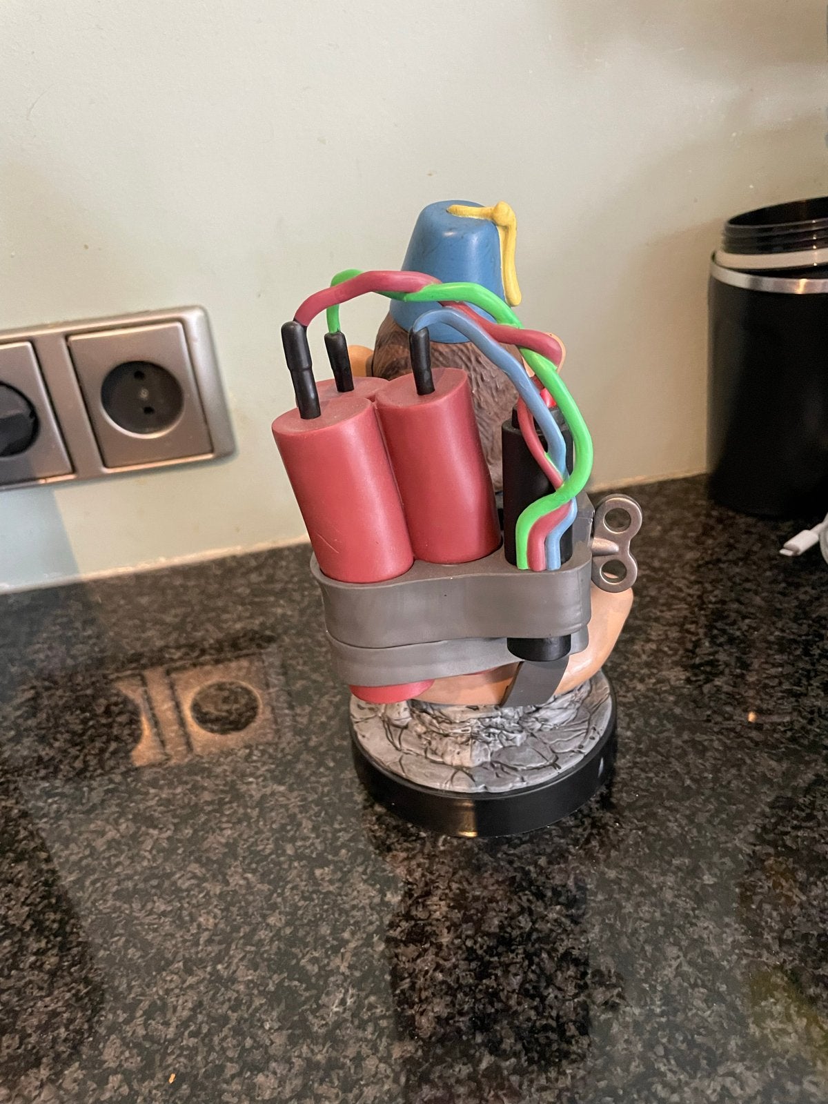 Unieke Aap met Bom Figuur - Decoratief en Opvallend, Ophalen of Verzenden, Zo goed als nieuw, Dier