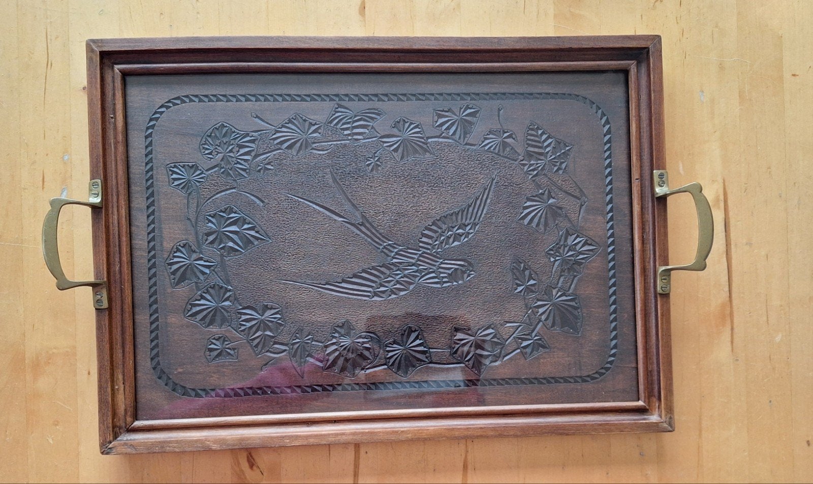 houten handgesneden dienblad  met zwaluw en glas, Gebruikt, Ophalen of Verzenden, Handgemaakt, Dienblad
