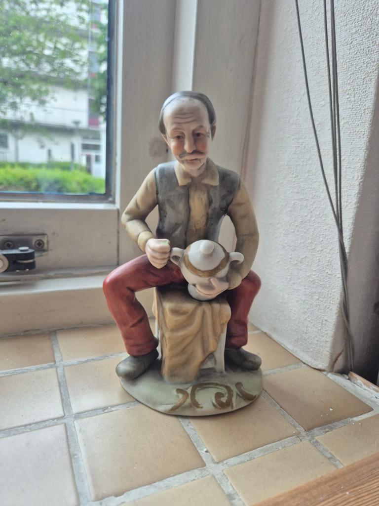 Vintage beeldje van ambachtsman, minimaal 50 jaar oud, Antiek en Kunst, Ophalen, Minder dan 20 cm, Handgemaakt, Steen of Keramiek