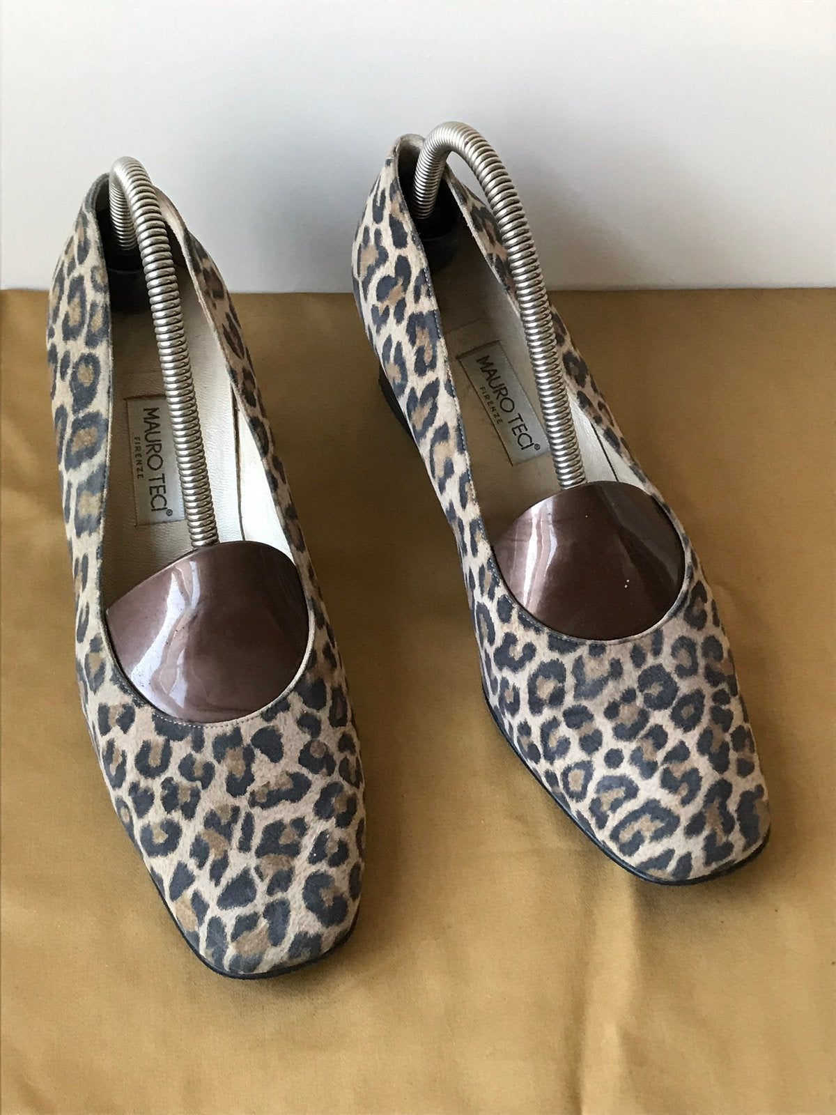 Mauro Teci pump echt leer suède panter print hakje maat 40, Kleding | Dames, Pumps, Bruin, Ophalen of Verzenden, Gedragen