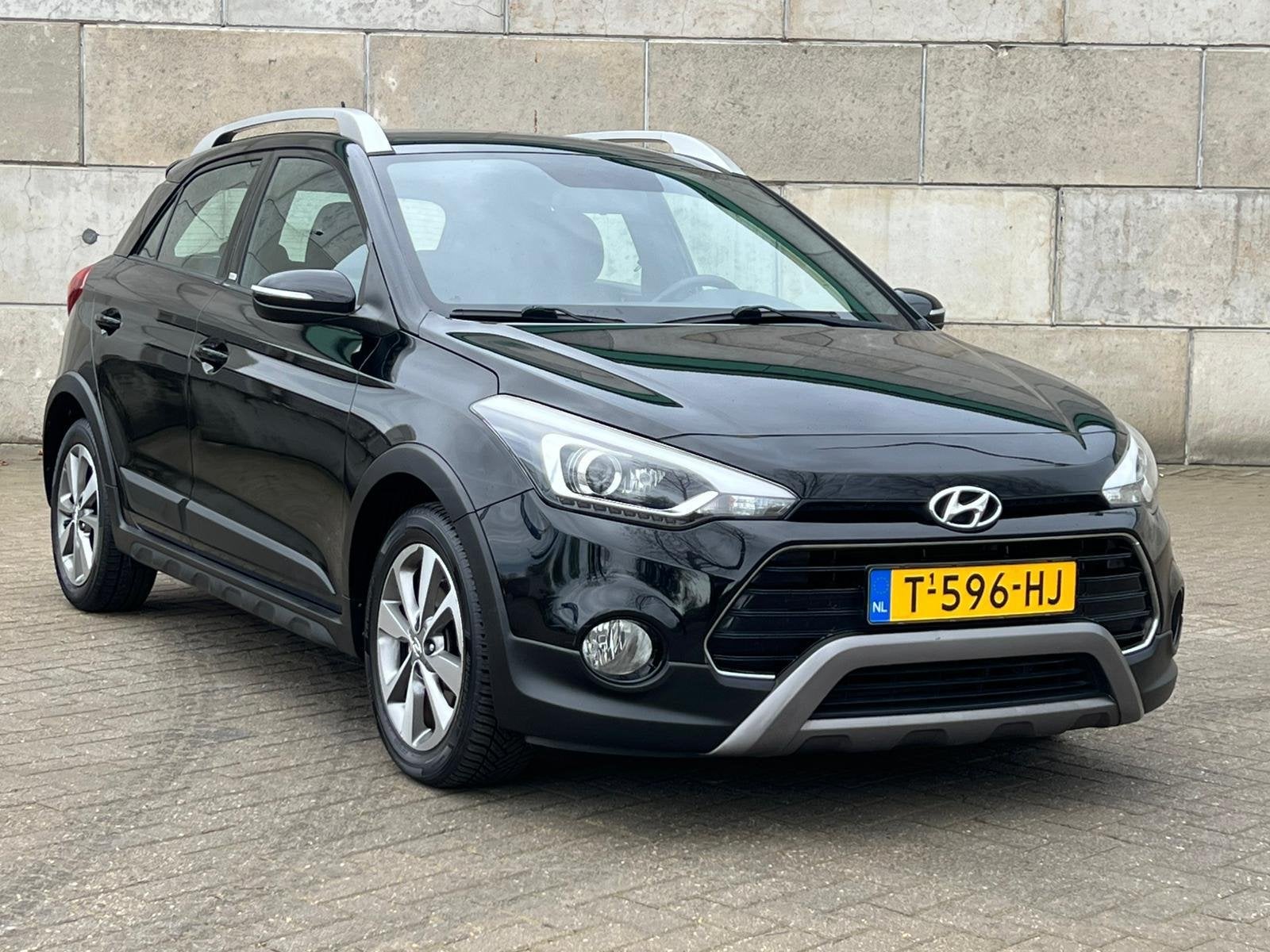 Hyundai I20 1.0 T-GDI Premium CROSS SPORT UNIEK, Auto's, Voorwielaandrijving, Handgeschakeld, 3 cilinders, Geïmporteerd