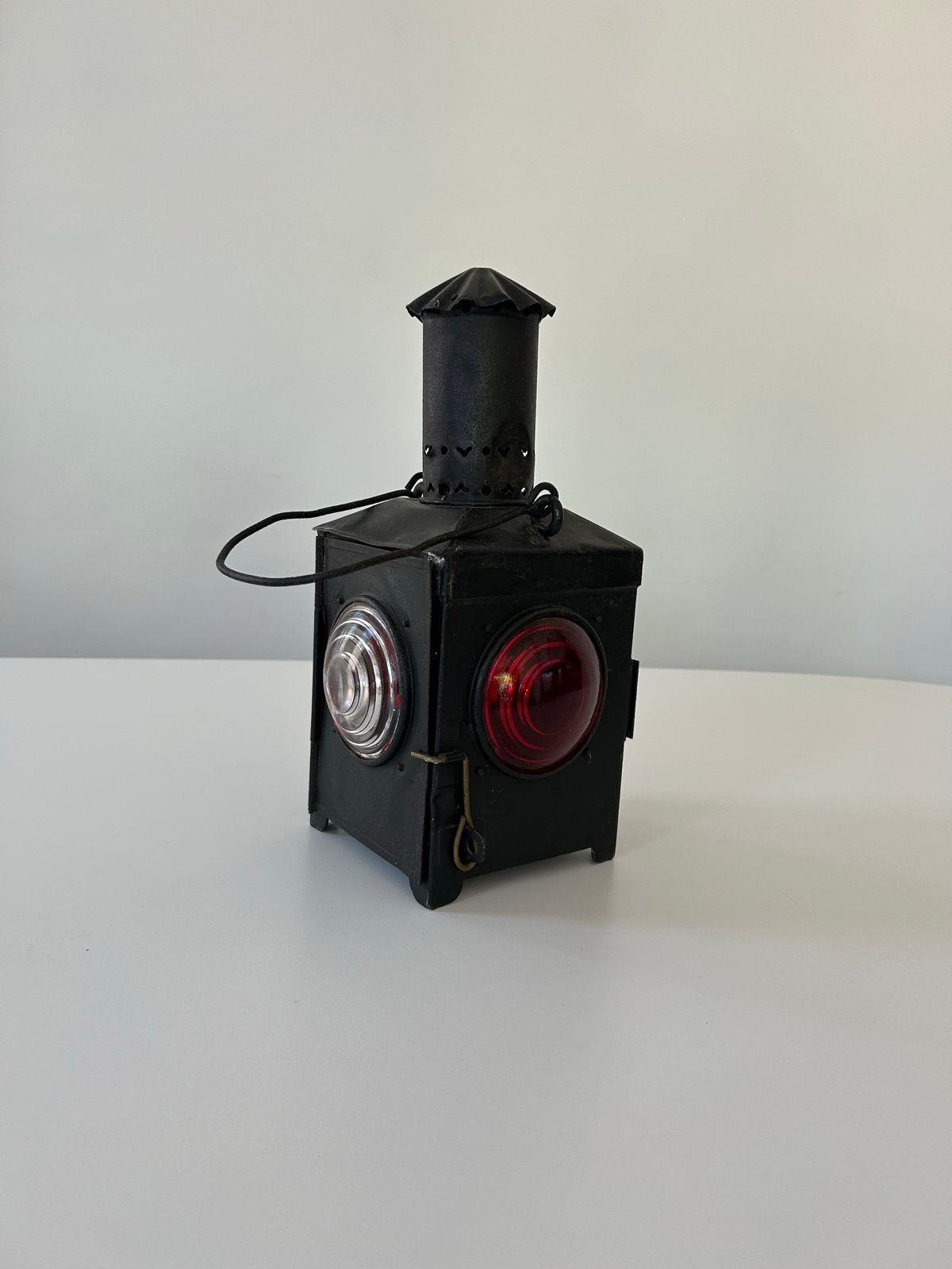 Antieke spoorweglantaarn met rood en helder glas, Ophalen