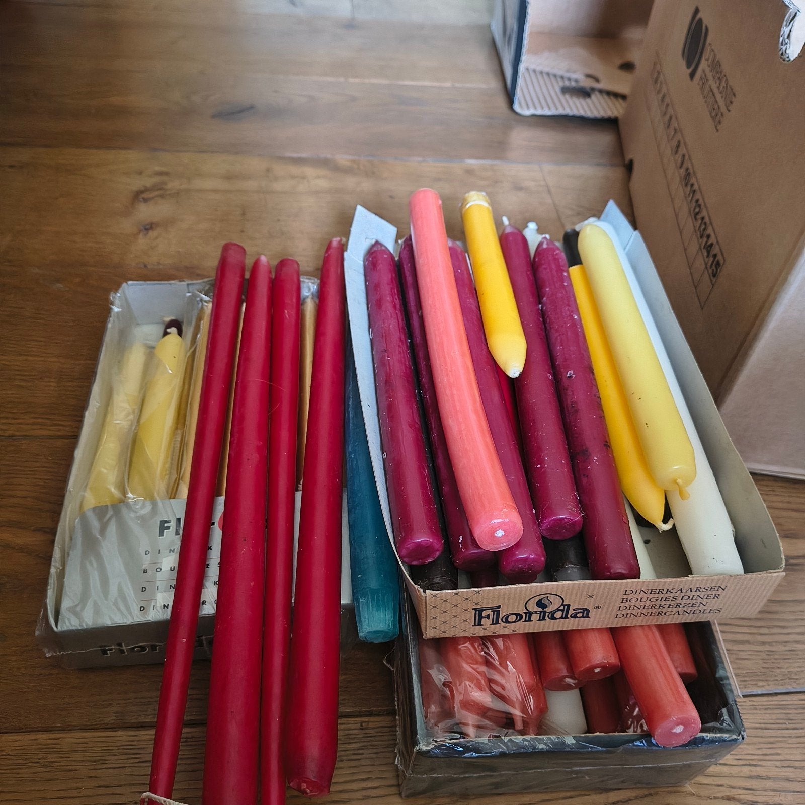50 Nieuwe Lange Kaarsen in Diverse Kleuren en Lengtes, Huis en Inrichting, Meerkleurig, Ophalen of Verzenden, Kaars, Was