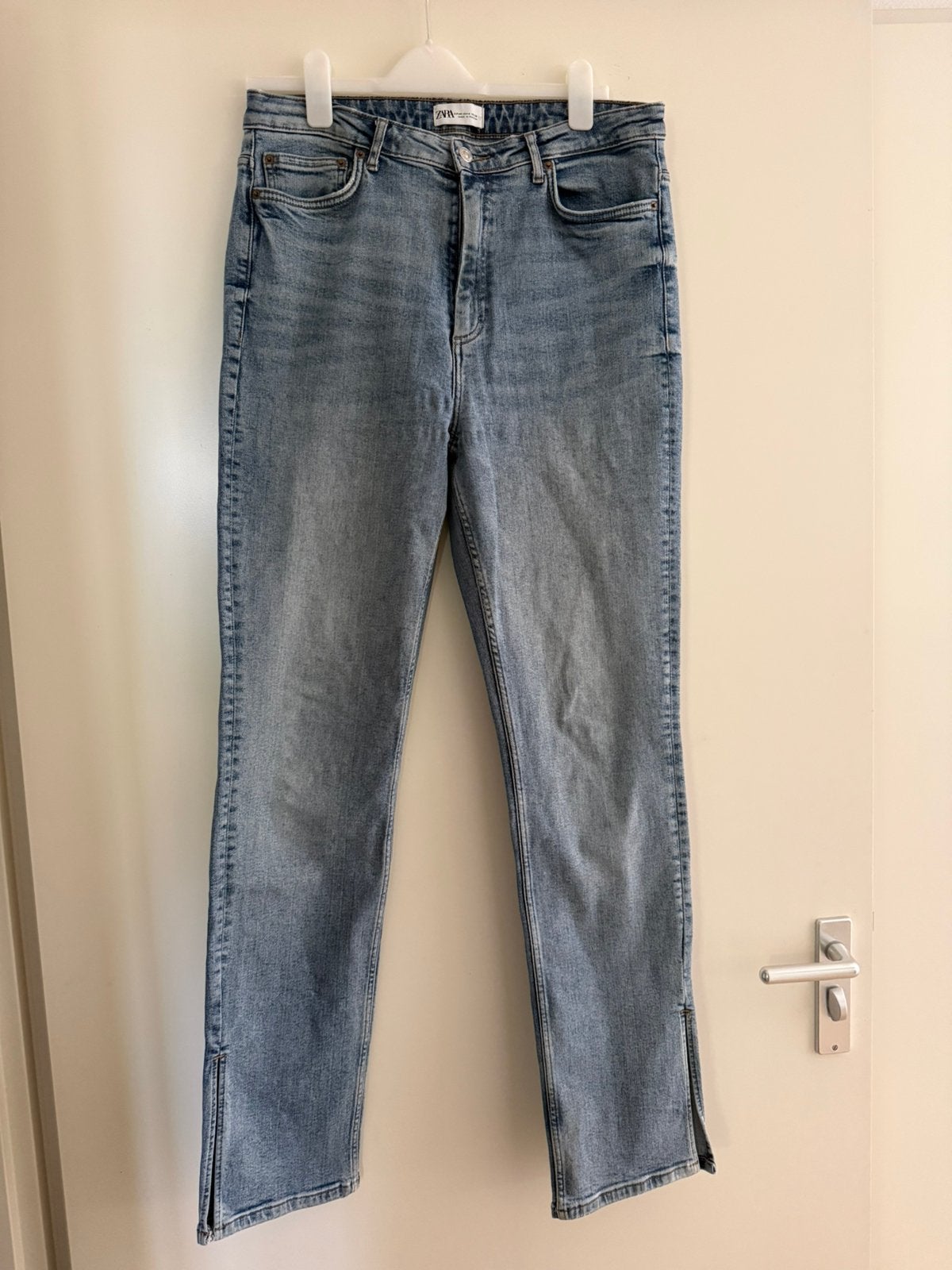 Blauwe Zara jeans (dames) maat 46 met split, Kleding | Dames, Ophalen of Verzenden, Zo goed als nieuw, Blauw, Overige jeansmaten