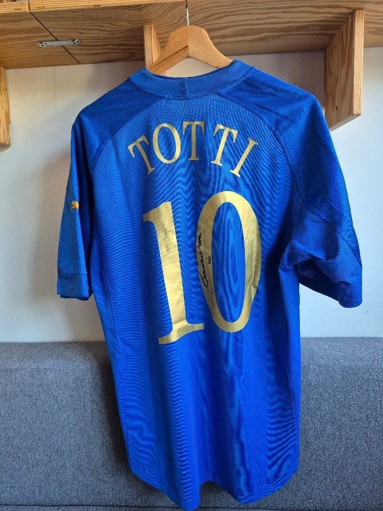 Gesigneerd Italië shirt (2004) door Francesco Totti, Ophalen of Verzenden, Gebruikt, Buitenlandse clubs, Shirt