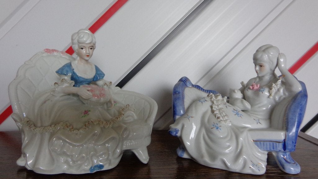 Twee vintage beeldjes van Dames op banken, Ophalen, Gebruikt, Mens